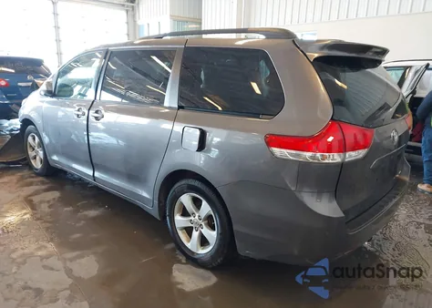 2011 Toyota Sienna Le V6 z USA, uszkodzony, nr VIN 5TDKK3DC8BS048161